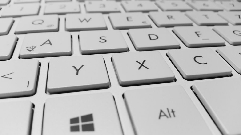Toetsen op een toetsenbord van een laptop met Windows 10 22H2